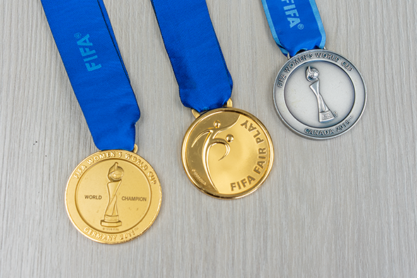 左から、2011年FIFA女子ワールドカップドイツ大会金メダル、フェアプレー賞金メダル、2015年FIFA女子ワールドカップカナダ大会銀メダル
